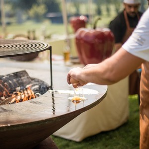 Přívěs za vůz s venkovním grilem OFYR Trailer 01 Corten - největší model grilu Ofyr XL integrovaný v přívěsném vozíku pro komerční použití na velkých akcích