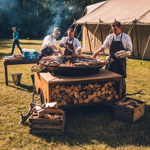 Přívěs za vůz s venkovním grilem OFYR Trailer 01 Corten - největší model grilu Ofyr XL integrovaný v přívěsném vozíku pro komerční použití na velkých akcích